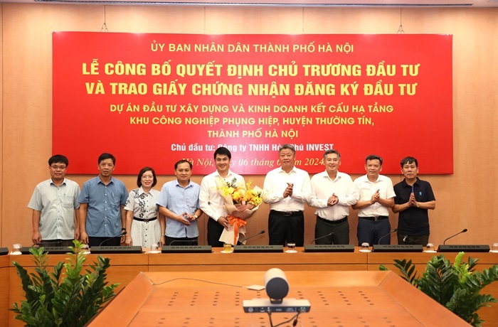 Vice Chairman of Hanoi People's Committee Nguyen Manh Quyen and delegates presented flowers to congratulate Hoa Phu Invest Co., Ltd. Picture: Hanoi.gov